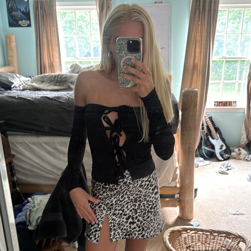 Elegant Black Off-Shoulder Top - Picture 5 of 6